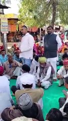 विरोध : महिला सरपंच से दुर्व्यवहार का आरोप, ग्रामीणों ने दिया धरना