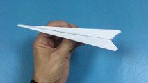 L'aiguille est un avion en papier. Faire un avion en papier origami. Beaux produits en papier