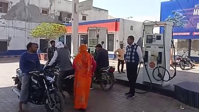 बीच रोड खड़े हुए वाहन...कल भी पेट्रोल-डीजल नहीं आसान
