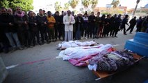 شاهد: فلسطينيون يؤدون صلاة الجنازة على أرواح ضحايا القصف الإسرائيلي على خان يونس