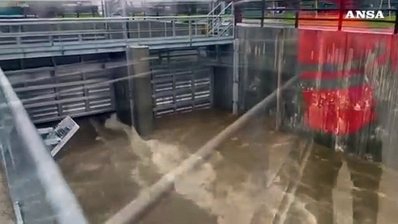 A Milano aperta la vasca per evitare l'esondazione del Seveso
