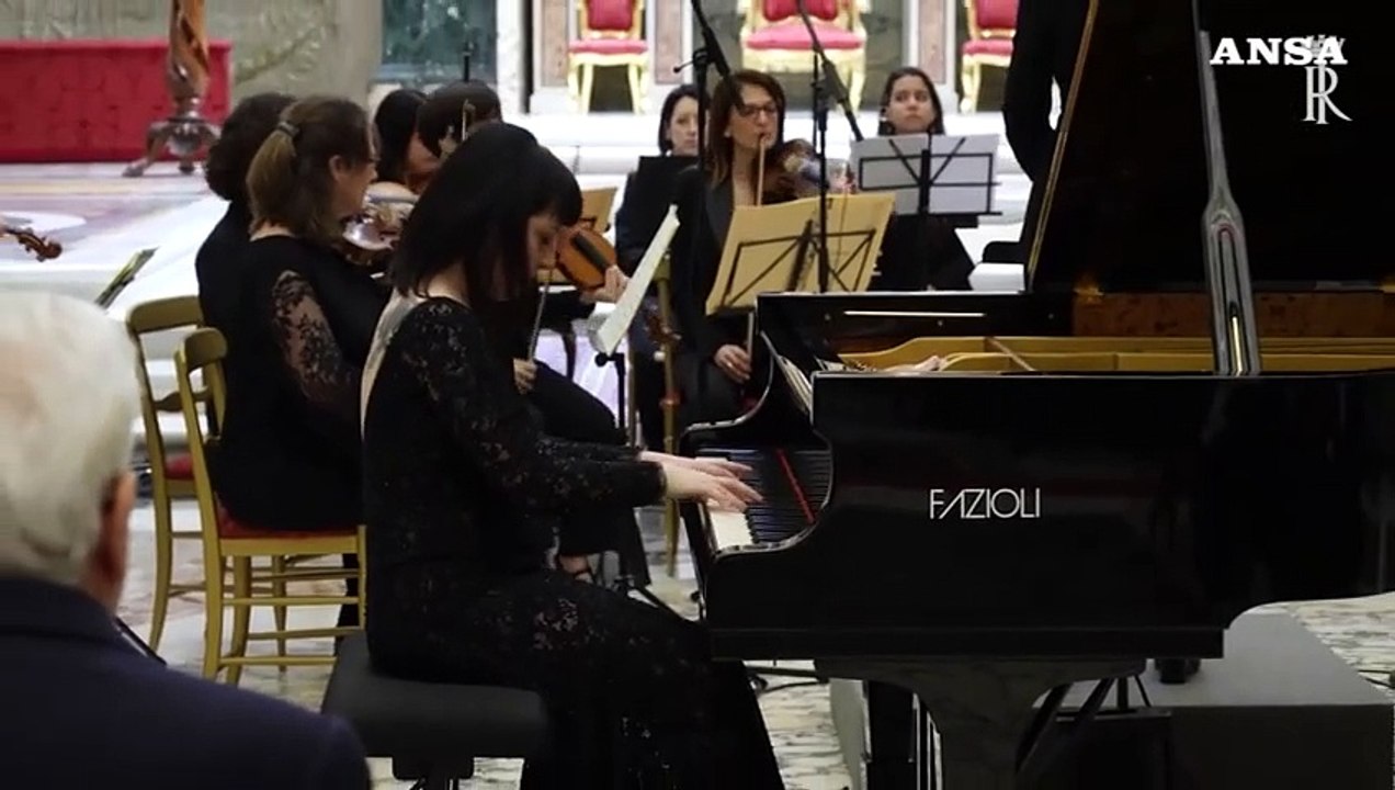 Mattarella assiste al concerto "al femminile" nella Cappella Paolina