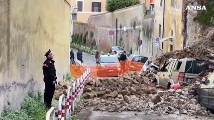 Télécharger la video: Crolla un muro di tufo su delle auto in sosta a Trastevere, nessun ferito