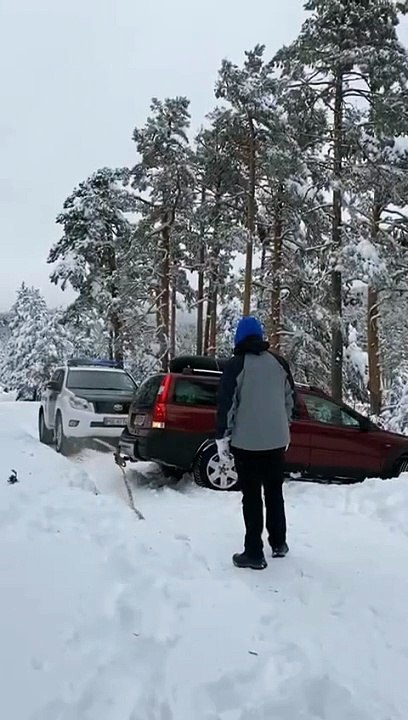 Rescate de un coche atrapado por la nieve en Urbión