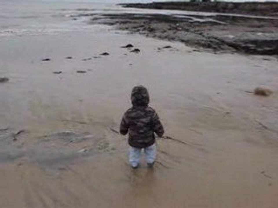 Ethan joue a la plage2