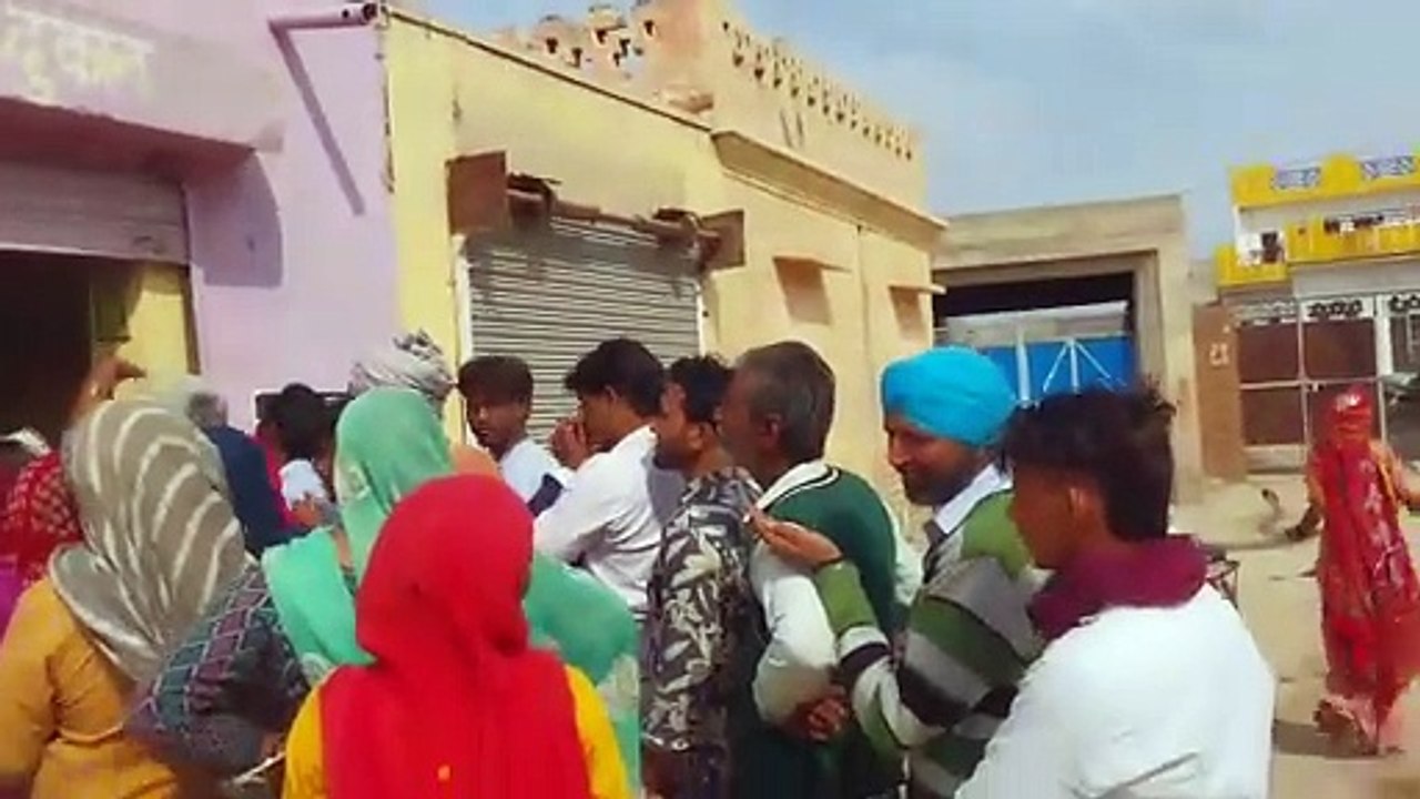 राशन किट के लिए घंटों कतार में लगने के बाद खाली हाथ लौटे