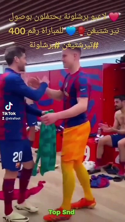 ❤ Barcelona players celebrate the arrival of Ter Stegen for the 400th match #Terrstegen #Barcelona