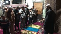 الفلسطينيون يؤدون صلاة التراويح في مسجد مدمر في رفح