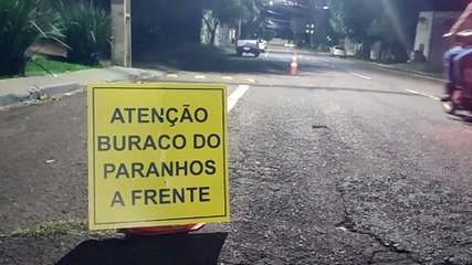Internautas sinalizam rua esburacada com placa: "Atenção buraco do Paranhos à frente"