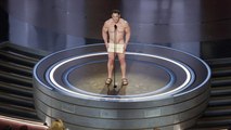 John Cena entrega desnudo el Oscar a Vestuario