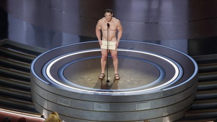 John Cena entrega desnudo el Oscar a Vestuario