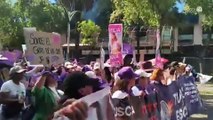 Jóvenes lamentan violencia contra mujeres en plena marcha del 8M
