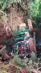 Trator cai em riacho em estrada rural entre Goioerê e Quarto Centenário