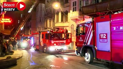 Descargar video: Beyoğlu'nda çatı yangını: 1 ölü