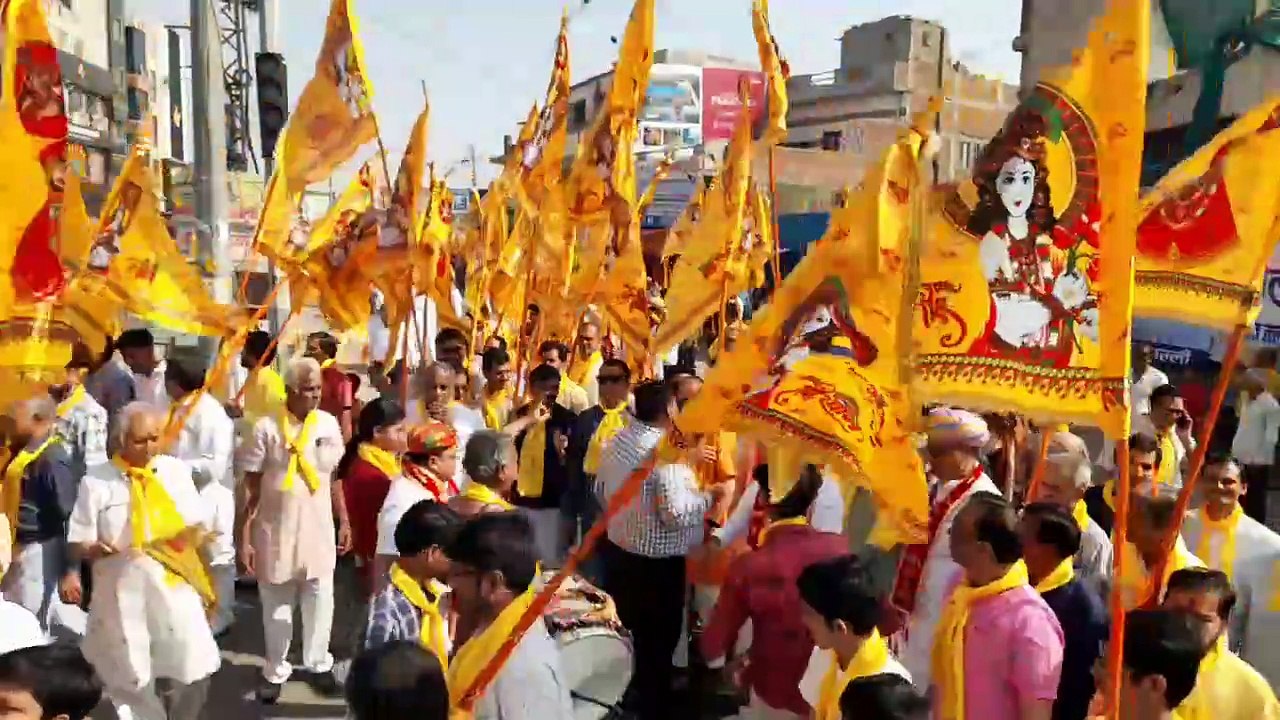 Khatu Shyam: बाबा श्याम के रंग में रंगा शहर, लहराई बाबा की ध्वजा