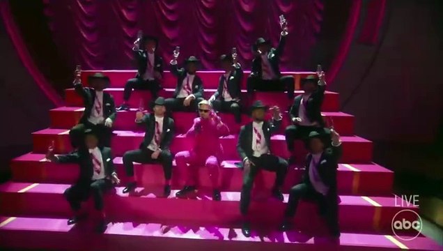 Oscars 2024: Regardez la prestation de l'acteur Ryan Gosling en costume rose à paillettes sur la scène avec son interprétation de I’m just Ken - VIDEO