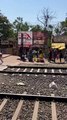 Railway: रेलवे ने स्टेशन का गेट किया बंद, फिर भी यात्री ऐसे कर रहे पार