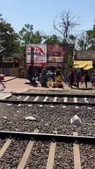 Скачать видео: Railway: रेलवे ने स्टेशन का गेट किया बंद, फिर भी यात्री ऐसे कर रहे पार