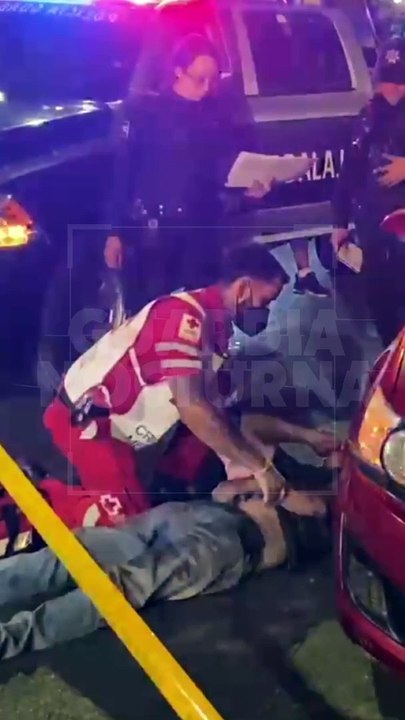 #Preliminar Un doble accidente tuvo lugar sobre el cruce de la calle Gregorio Dávila y la avenida Hidalgo, en Guadalajara. Dos motociclistas resultaron lesionados tras ser atropellados en diferentes hechos #GuardiaNocturna