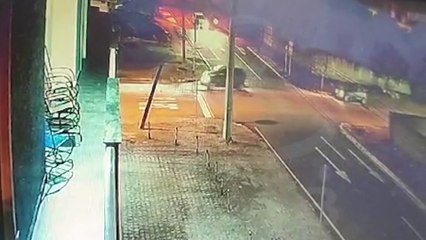 PM de moto fica gravemente ferido em acidente com carro no Pinheirinho