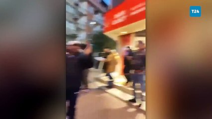 AKP'liler CHP'nin ofisini 'ziyaret' edip slogan attı “Semtini satanı biz de satarız”