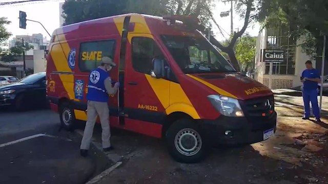 Colisão entre veículos é registrada na Paraná; jovem fica ferido e motorista de carro não é localizado