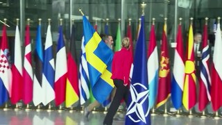 İsveç'in bayrağı NATO karargahında göndere çekildi
