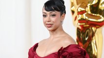 Voici - Oscars 2024 : qui est la comédienne Liza Koshy qui est tombée sur le tapis rouge ?