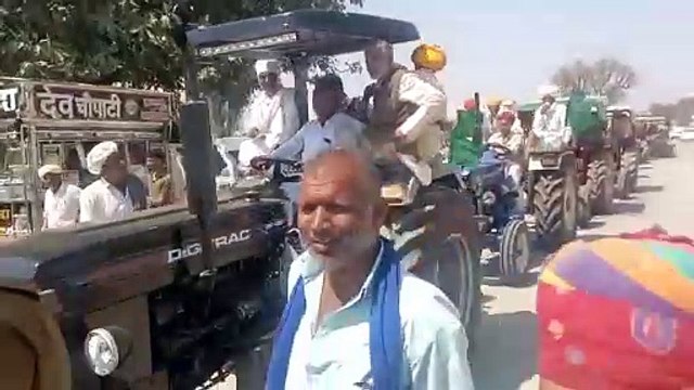 ट्रैक्टर लेकर हाईवे पर पहुंचे किसान, पुलिस ने रोका जयपुर कूच