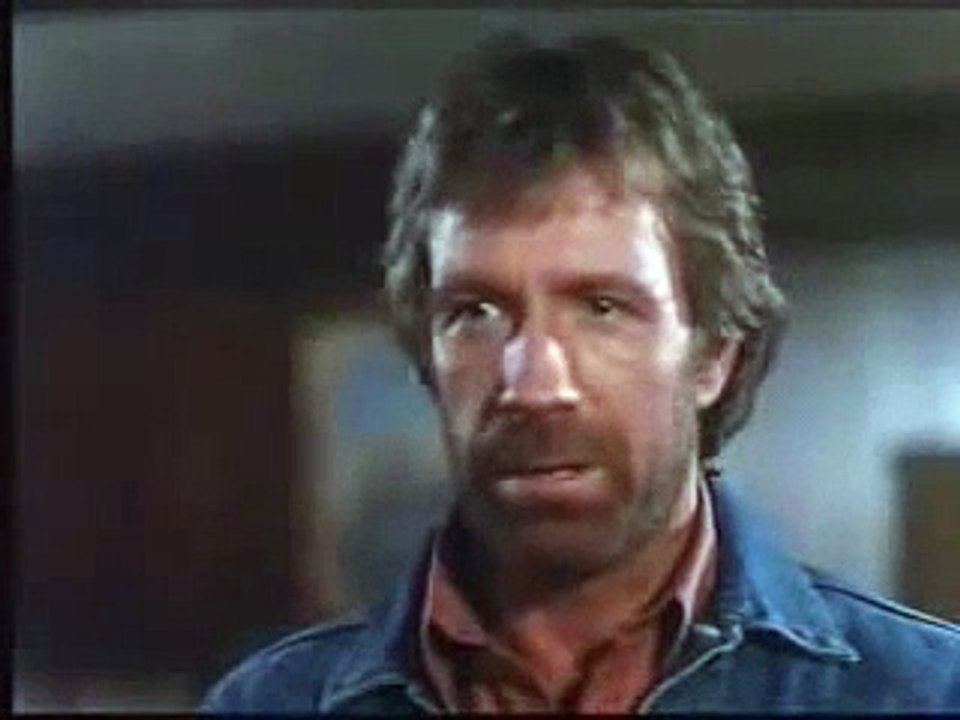 Chuck Norris - les pieds dans la gueule ! (scène culte)