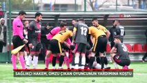 Sağlıkçı hakem, omuzu çıkan oyuncunun yardımına koştu