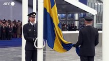 Issata la bandiera svedese al quartier generale della Nato