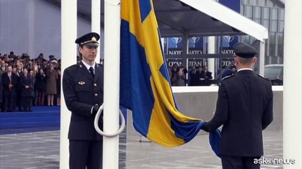 La bandiera della Svezia issata nel quartier generale della Nato