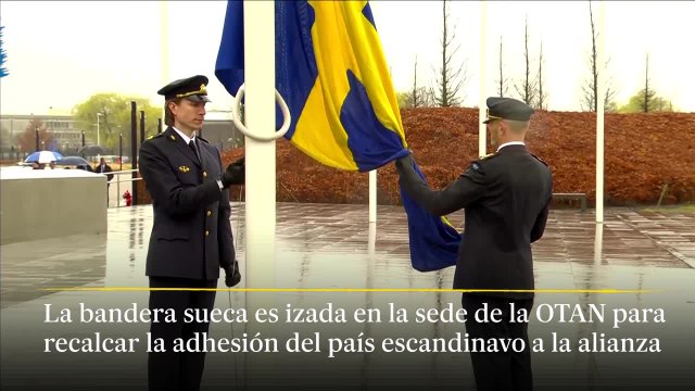 La bandera sueca es izada en la sede de la OTAN