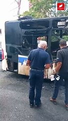 Les services techniques de la ville enlèvent la carcasse du bus brûlé
