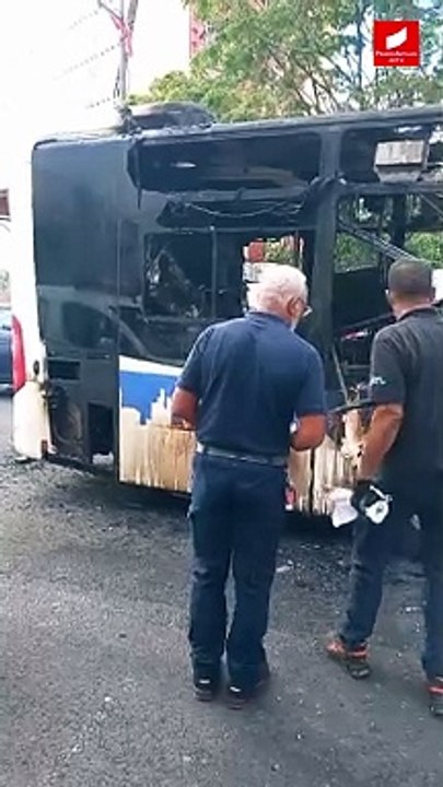 Les services techniques de la ville enlèvent la carcasse du bus brûlé