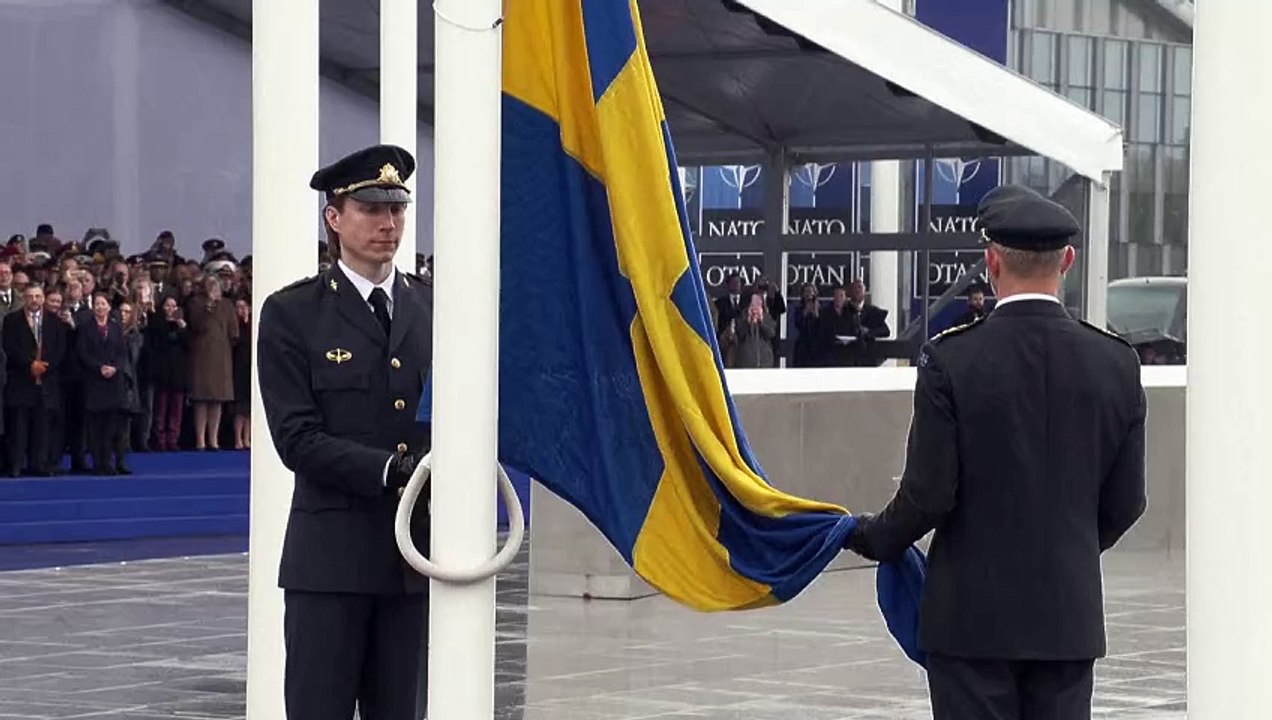 Nato hisst Schwedens Flagge am Hauptquartier in Brüssel