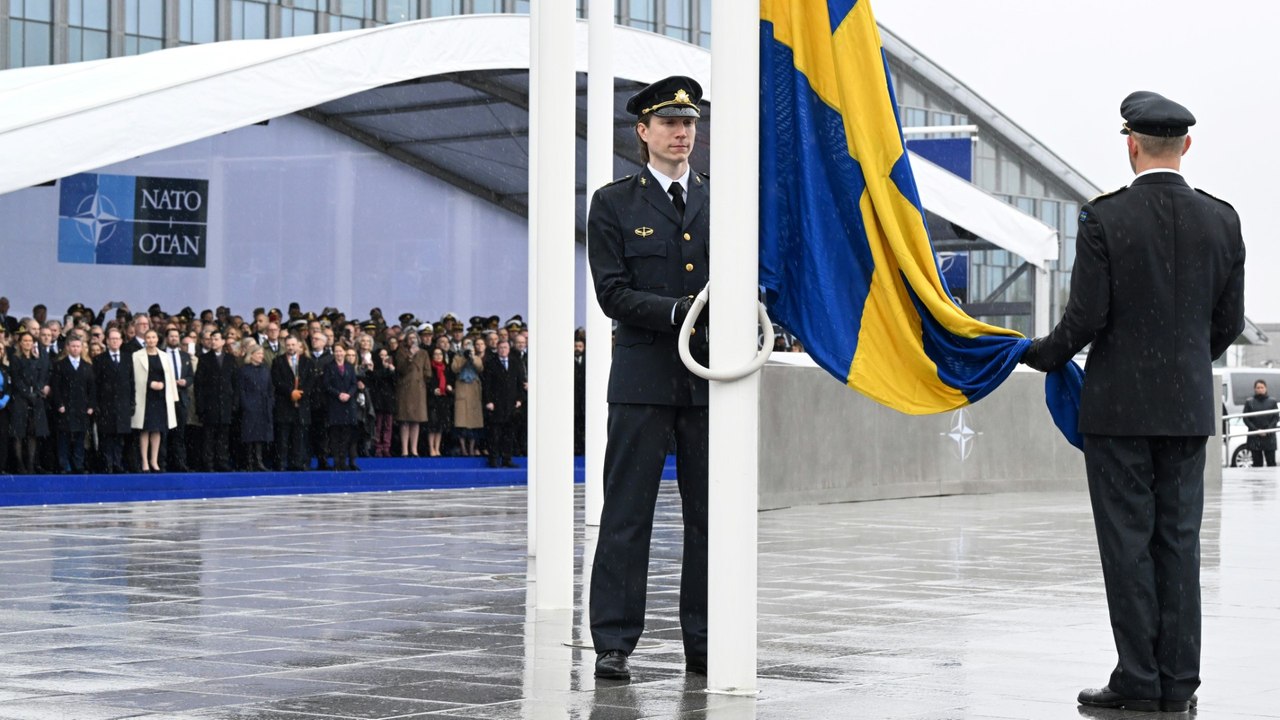 Nato hisst Schwedens Flagge am Hauptquartier in Brüssel