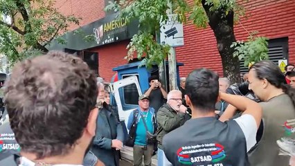 Los trabajadores siguen en la puerta de América TV esperando alguna respuesta
