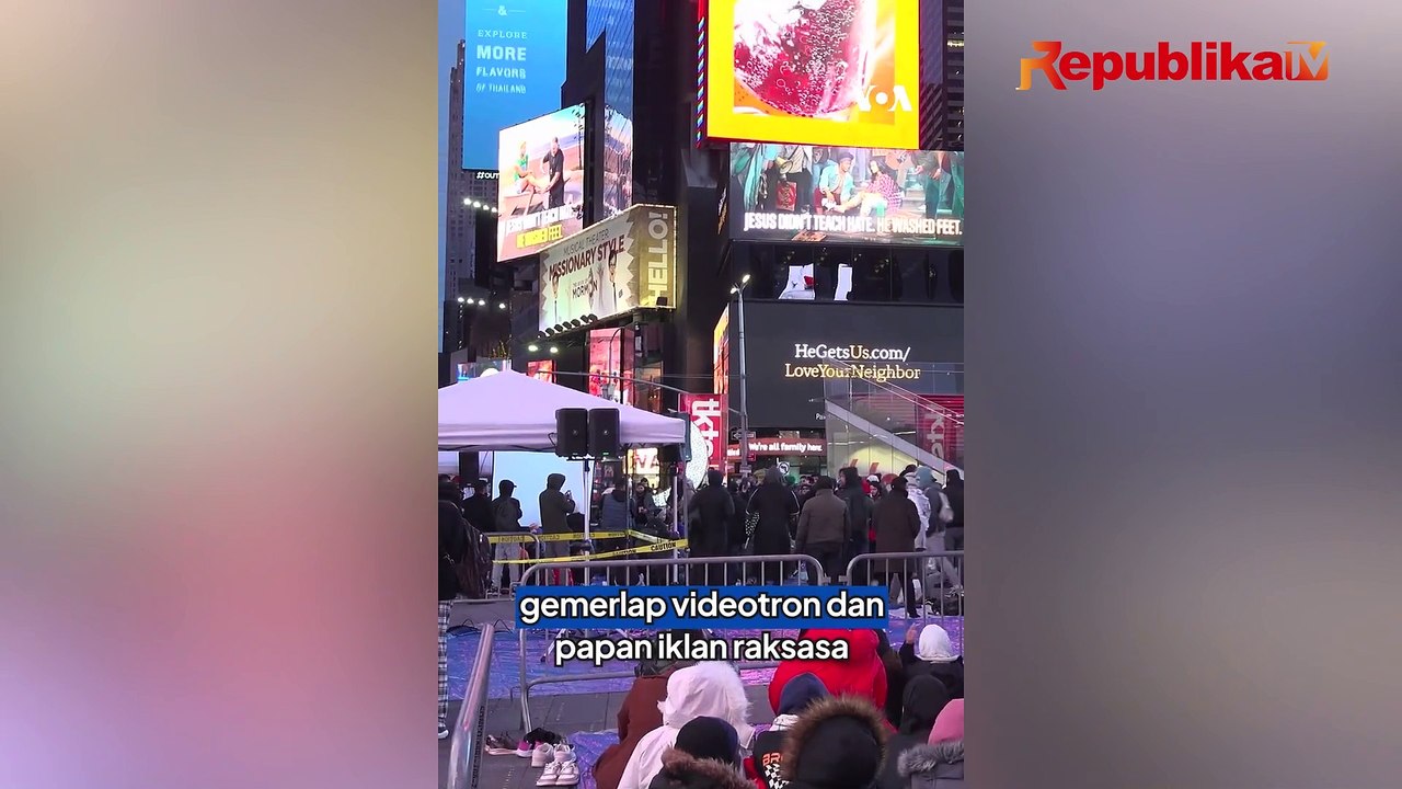 Walau Diterpa Suhu Dingin, Ratusan Umat Islam Tetap Shalat Tarawih di Times Square