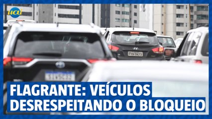 Flagrante: moto invade a contramão e veículos desrespeitam o bloqueio