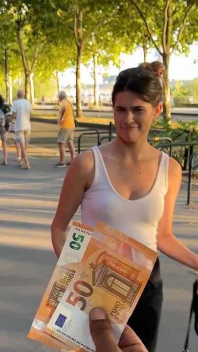 100 Euros  ou le Sac Poubelle ? Tu aurais choisi quoi?  ( Exclu Dailymotion )