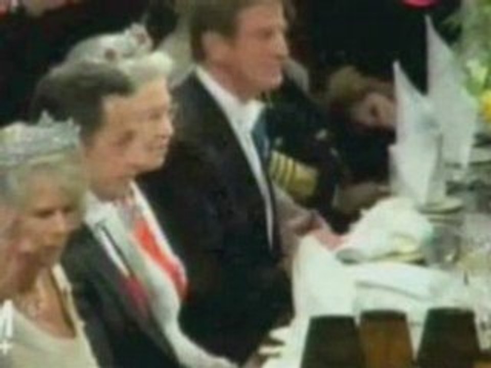 Sarko qui rote et pete lors d'un repas