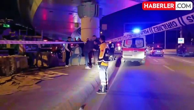 İstanbul Bakırköy'de üst geçide çarpan tır, otomobilin üzerine devrildi: 4 ölü
