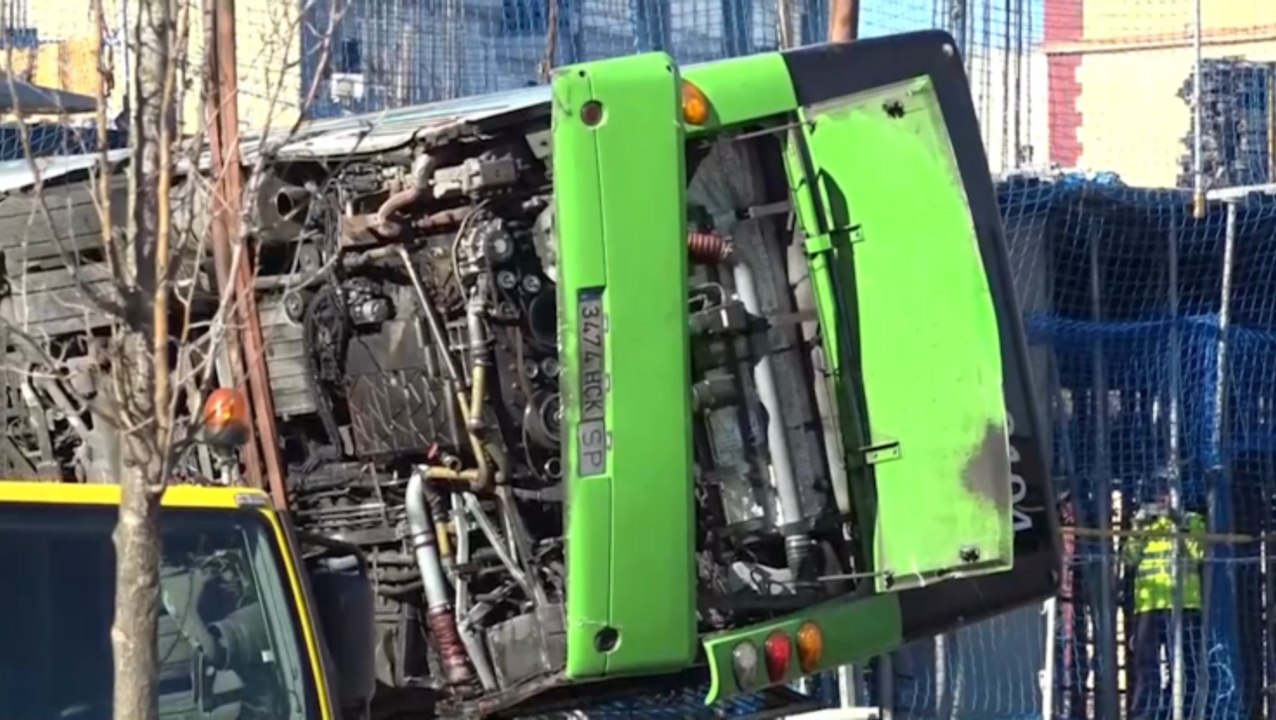 Un autobús 'aterriza' sobre las obras de un edificio en construcción en Cornellà