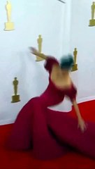 ¡Liza Koshy protagoniza un resbalón en los Oscar 2024! 😱