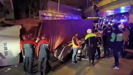 Otomobilin üzerine devrilen tır 4 can aldı!