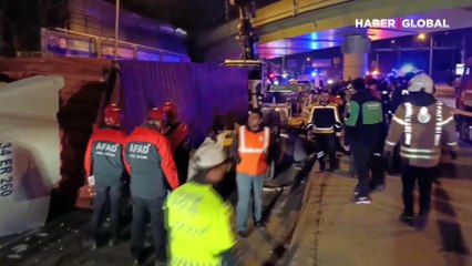 Bakırköy'de feci kaza! TIR, otomobilin üstüne devrildi: 4 ölü