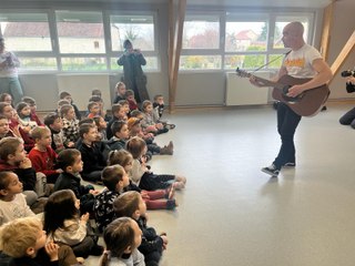 Aldebert en visite à l'école de Naisey-les-Granges dans le Doubs