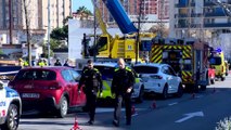 Retiran el autobús que volcó en unas obras de Esplugues de Llobregat (Barcelona)